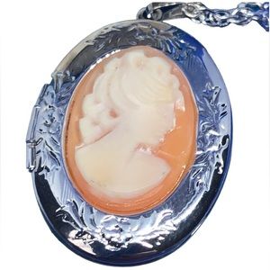 💿🍑💿Locket necklace w/ beautiful female imagery